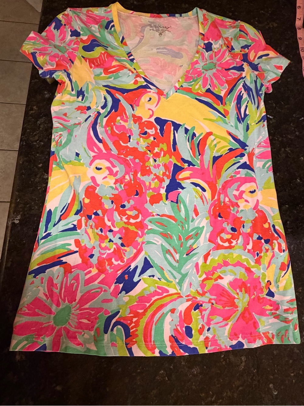 Lilly Pulitzer Michele V-Neck “Casa Banana” Print T-Shirt Size XS